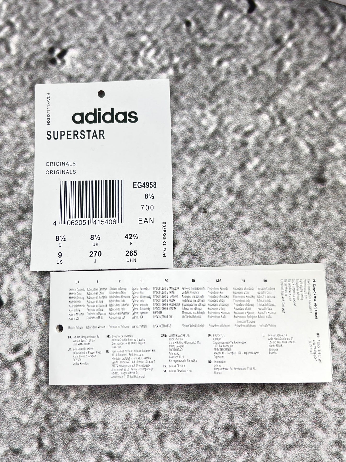 Adidas Superstar White/Black - buty sportowe, para butów, widok z boku na tle studyjnym