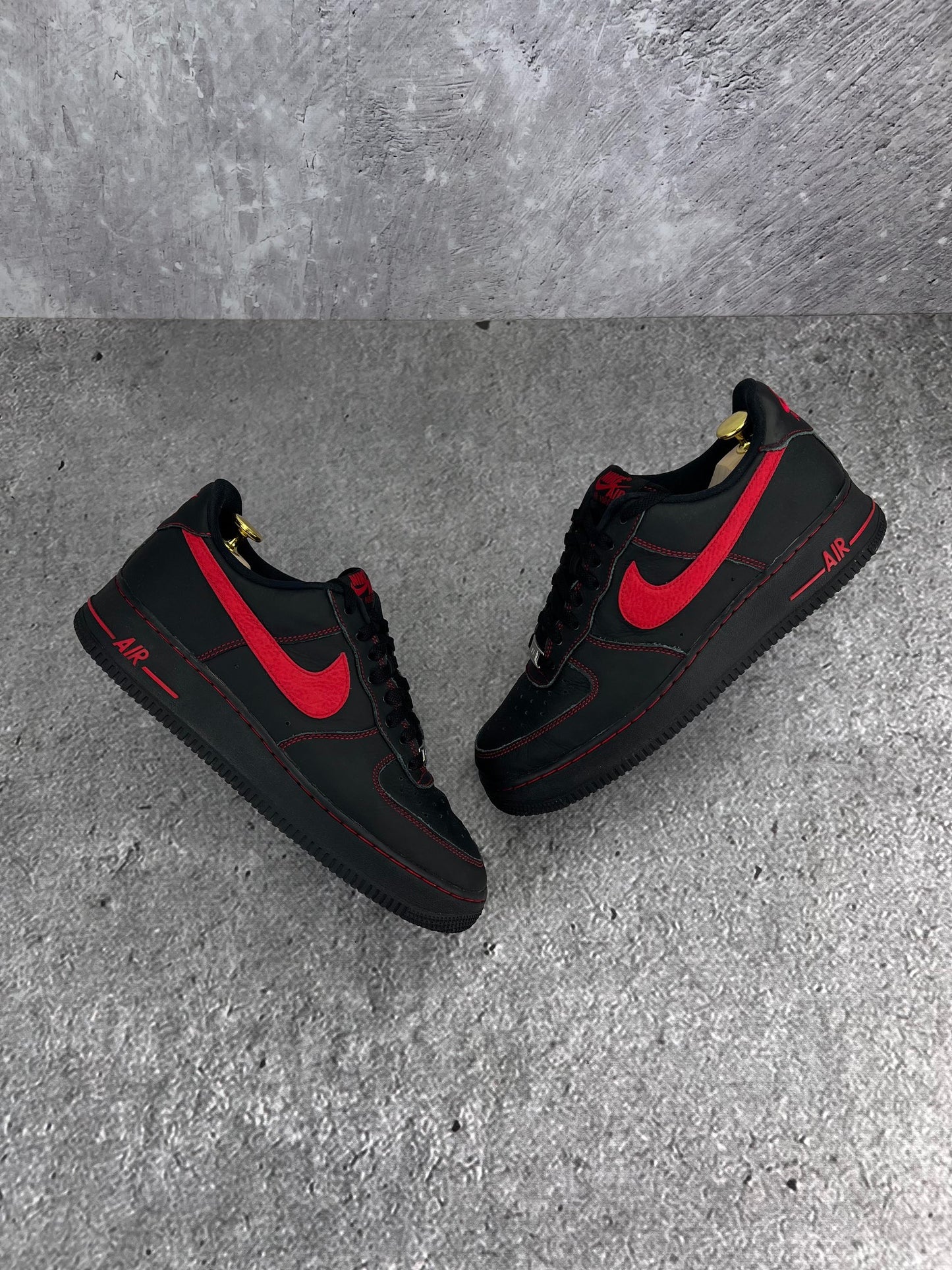 Nike Air Force 1 '07 LV8 Bred - buty sportowe, widok z góry na zewnętrzną stronę butów