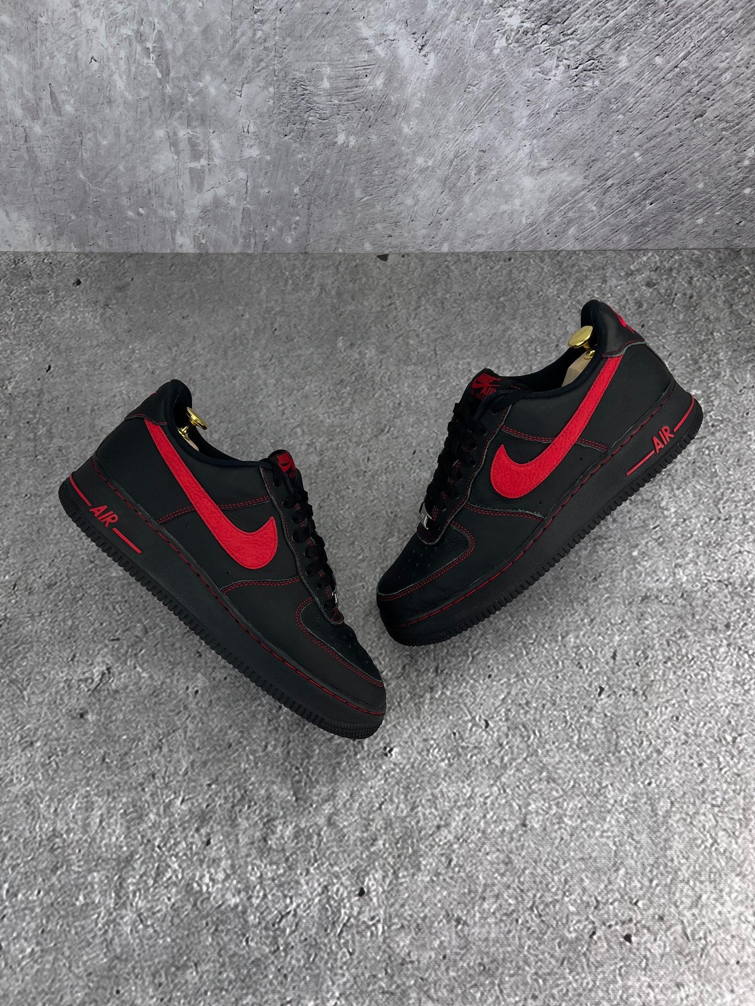 Nike Air Force 1 '07 LV8 Bred - buty sportowe, widok z góry na zewnętrzną stronę butów