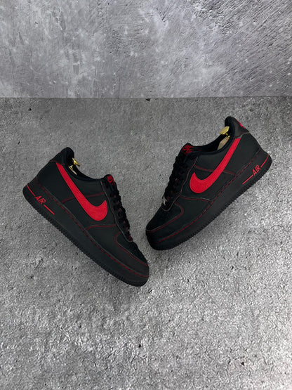 Nike Air Force 1 '07 LV8 Bred - buty sportowe, widok z góry na zewnętrzną stronę butów