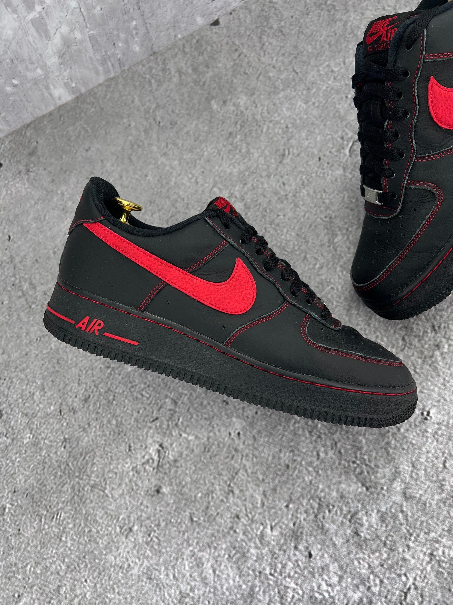 Nike Air Force 1 '07 LV8 Bred - buty sportowe, zewnętrzny panel prawego buta