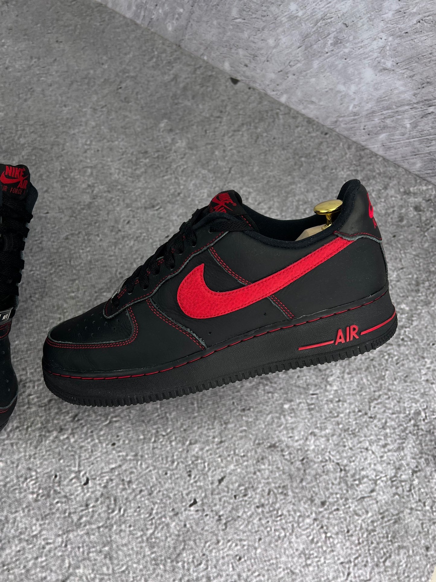 Nike Air Force 1 '07 LV8 Bred - buty sportowe, zewnętrzny panel lewego buta