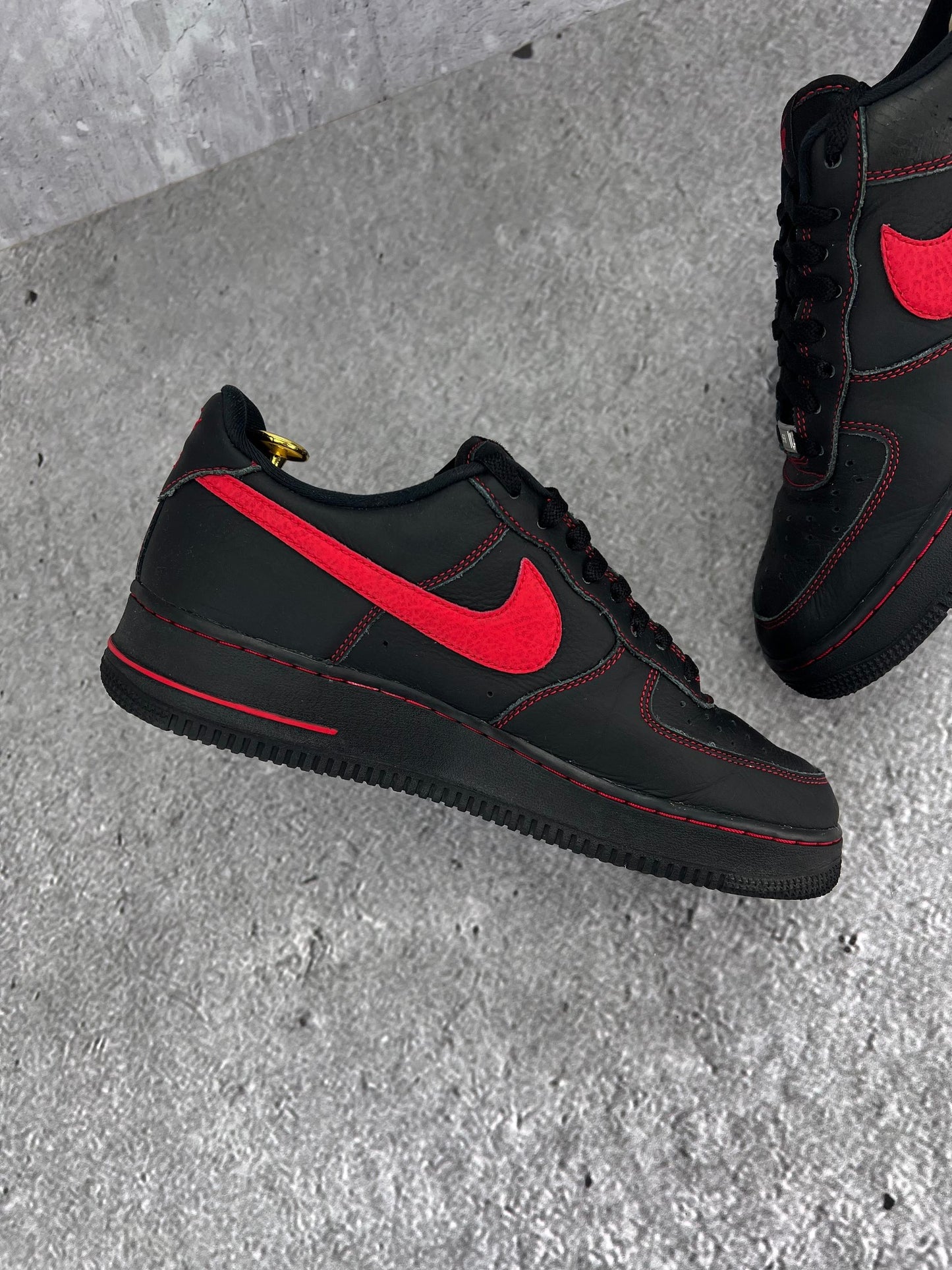 Nike Air Force 1 '07 LV8 Bred - buty sportowe, wewnętrzny panel lewego buta