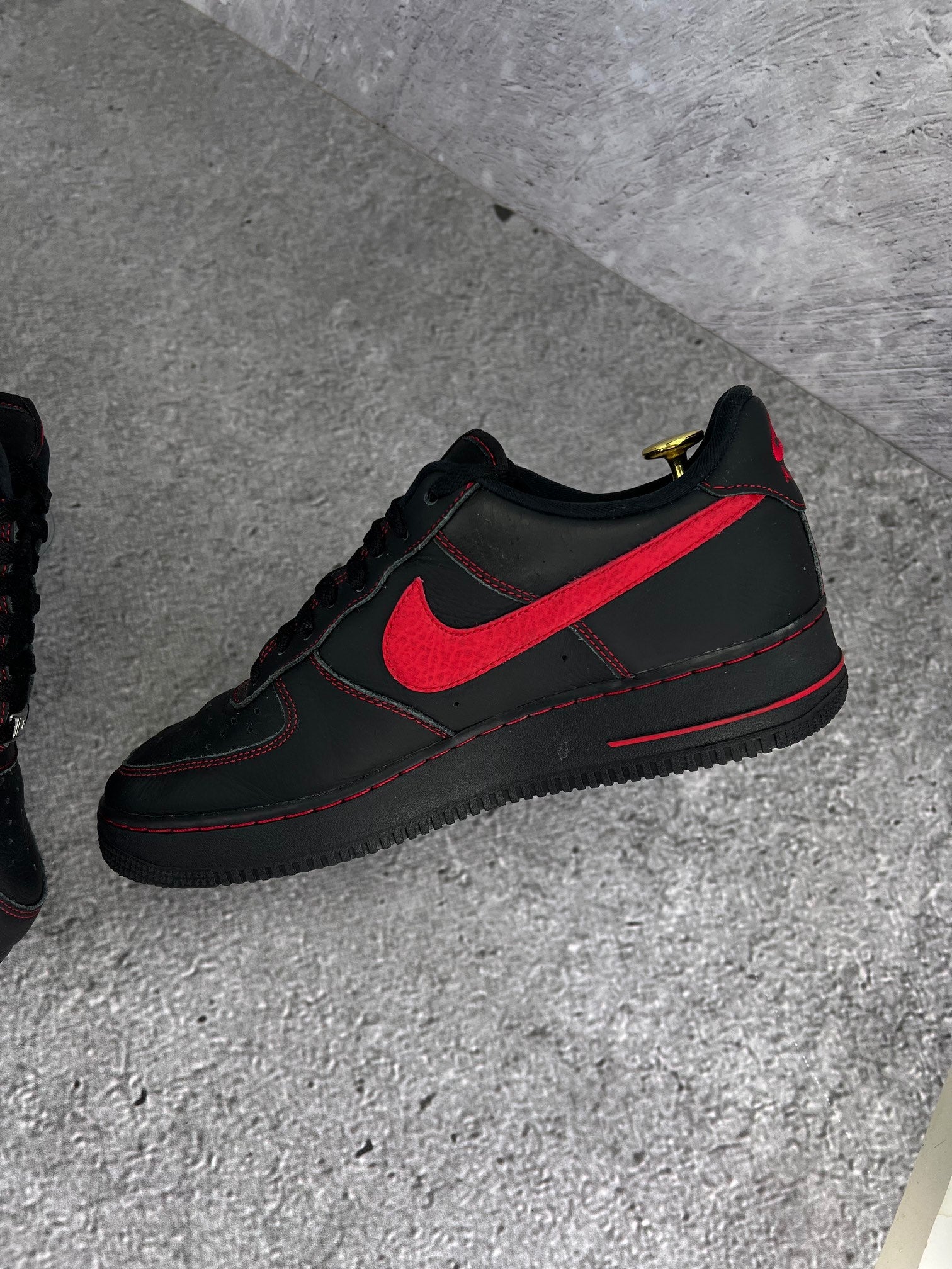 Nike Air Force 1 '07 LV8 Bred - buty sportowe, wewnętrzny panel prawego buta