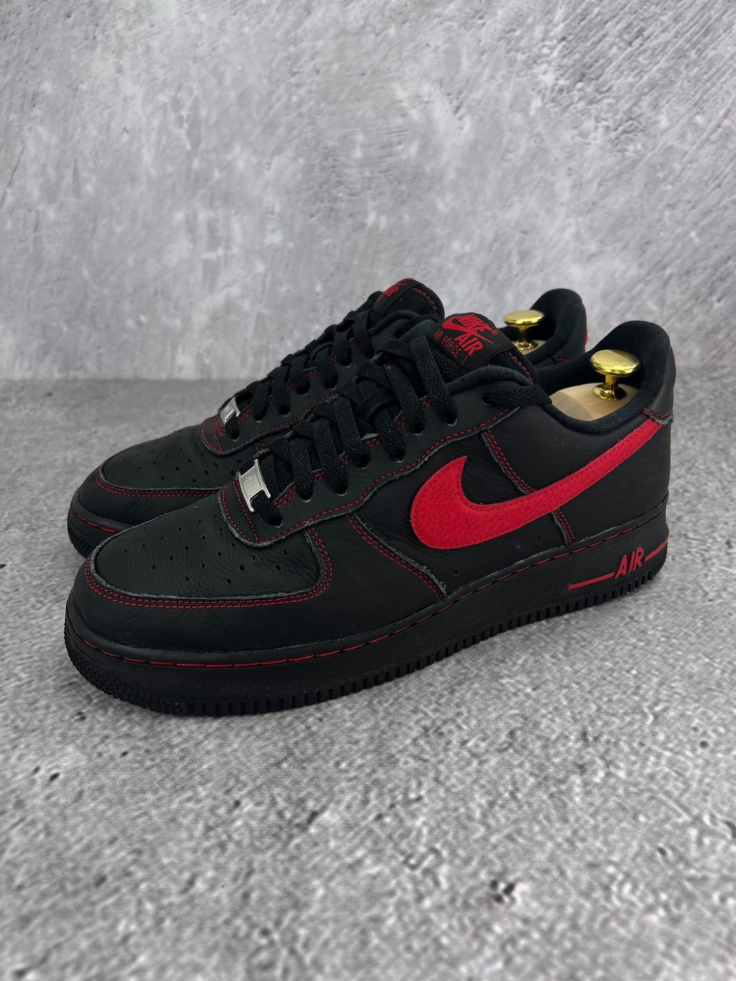 Nike Air Force 1 '07 LV8 Bred - buty sportowe, widok z boku na tle studyjnym