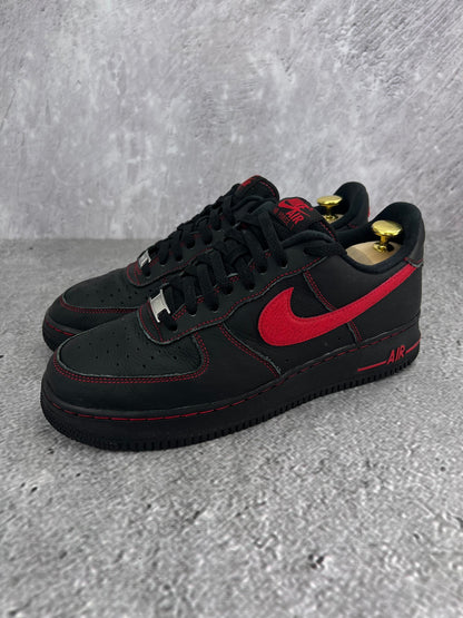 Nike Air Force 1 '07 LV8 Bred - buty sportowe, widok z boku na tle studyjnym
