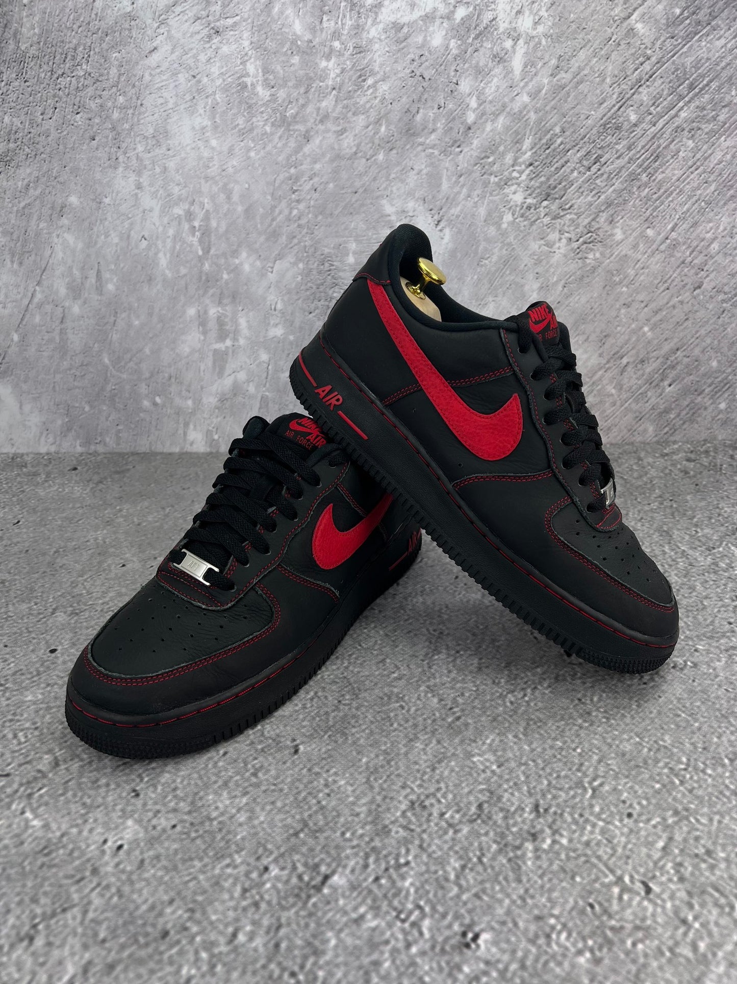 Nike Air Force 1 '07 LV8 Bred - buty sportowe, para butów, widok z boku na tle studyjnym