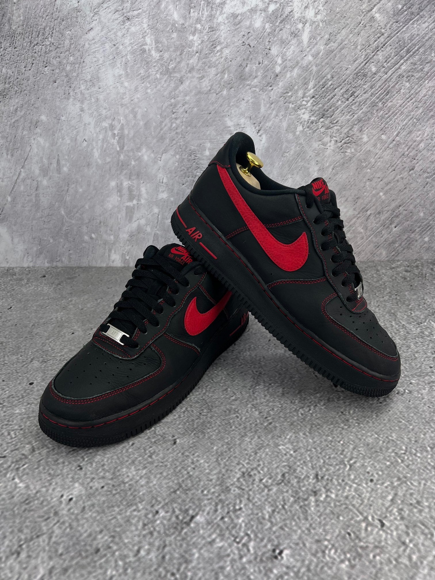 Nike Air Force 1 '07 LV8 Bred - buty sportowe, para butów, widok z boku na tle studyjnym