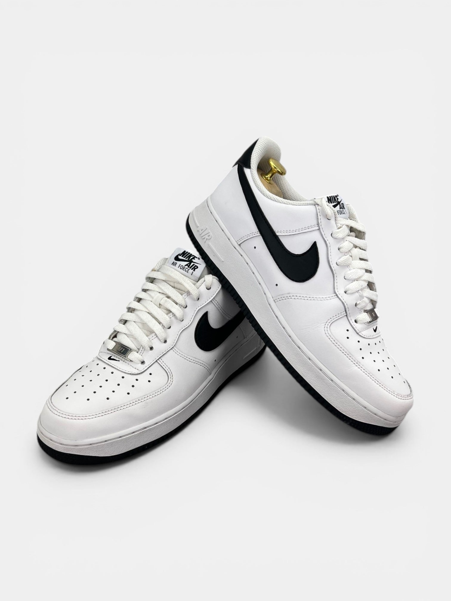 Nike Air Force 1 ’07 “White / Black” White Black - buty sportowe, boczny profil