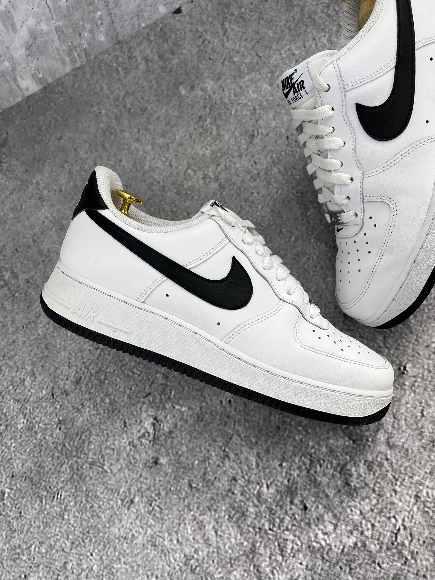 Nike Air Force 1 ’07 “White / Black” White Black - buty sportowe, zewnętrzny panel prawego buta