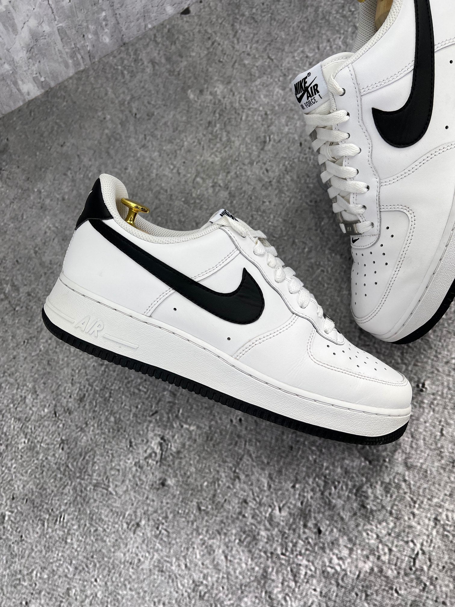 Nike Air Force 1 ’07 “White / Black” White Black - buty sportowe, zewnętrzny panel prawego buta