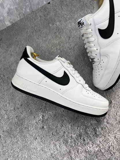 Nike Air Force 1 ’07 “White / Black” White Black - buty sportowe, zewnętrzny panel prawego buta