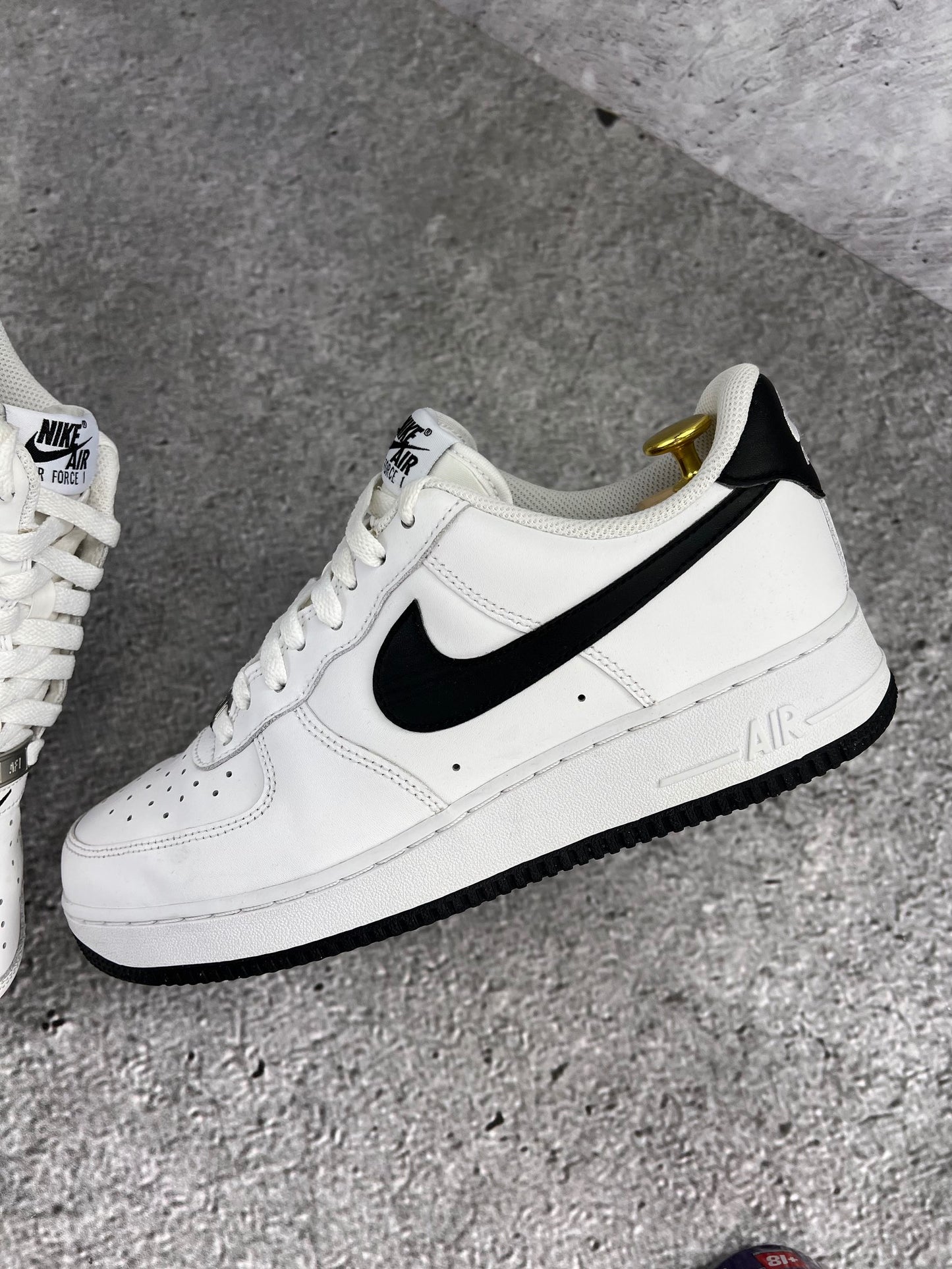 Nike Air Force 1 ’07 “White / Black” White Black - buty sportowe, zewnętrzny panel lewego buta