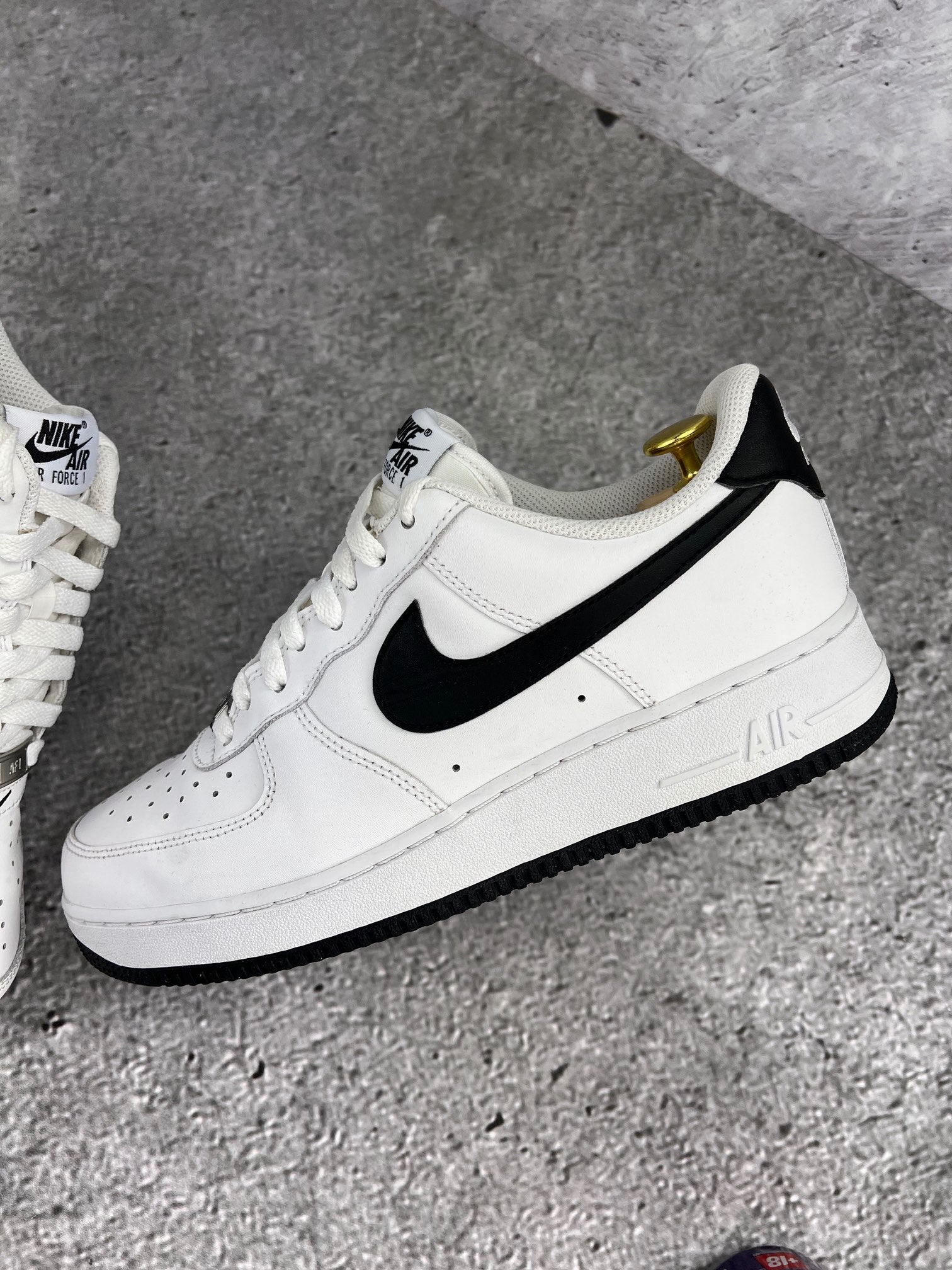 Nike Air Force 1 ’07 “White / Black” White Black - buty sportowe, zewnętrzny panel lewego buta