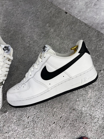 Nike Air Force 1 ’07 “White / Black” White Black - buty sportowe, zewnętrzny panel lewego buta