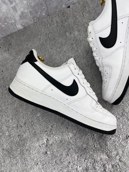Nike Air Force 1 ’07 “White / Black” White Black - buty sportowe, wewnętrzny panel lewego buta