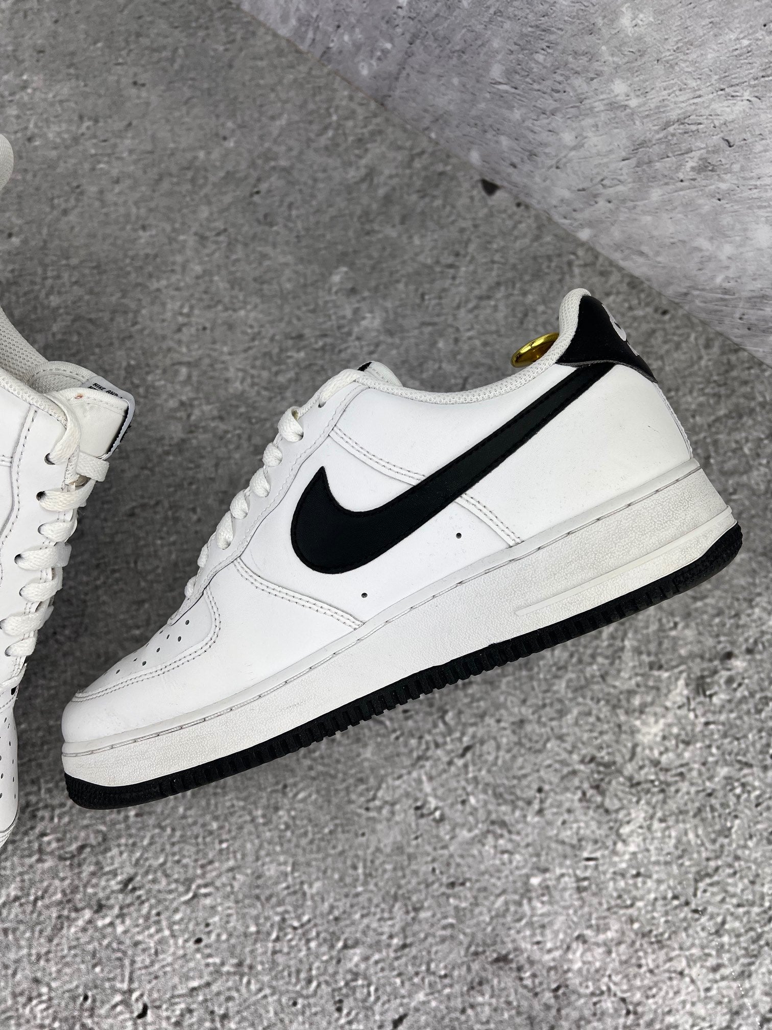 Nike Air Force 1 ’07 “White / Black” White Black - buty sportowe, wewnętrzny panel prawego buta
