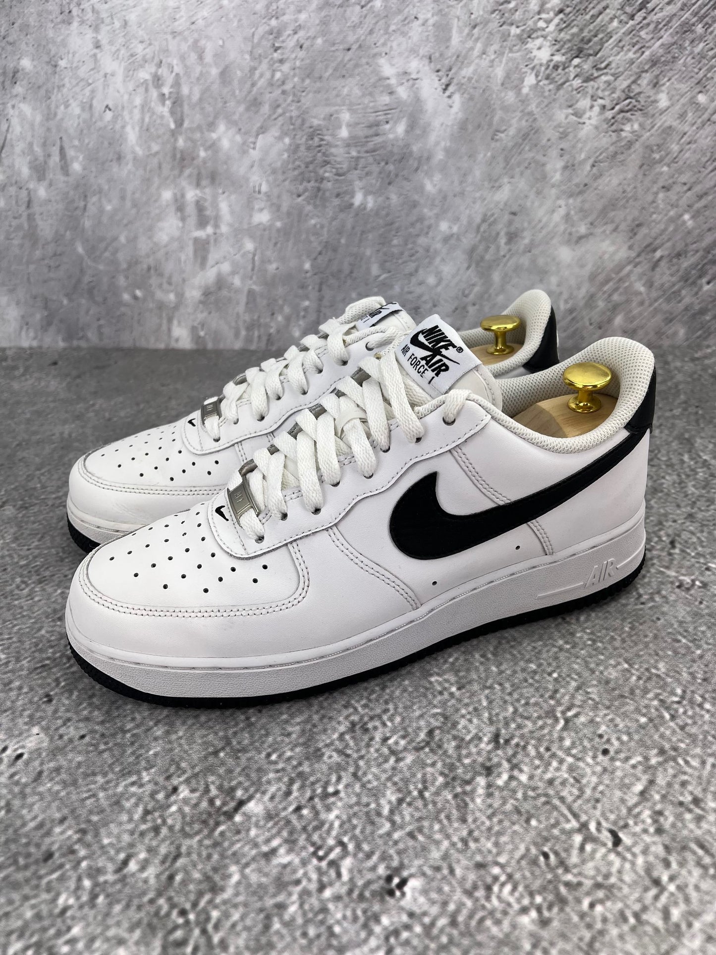 Nike Air Force 1 ’07 “White / Black” White Black - buty sportowe, widok z boku na tle studyjnym