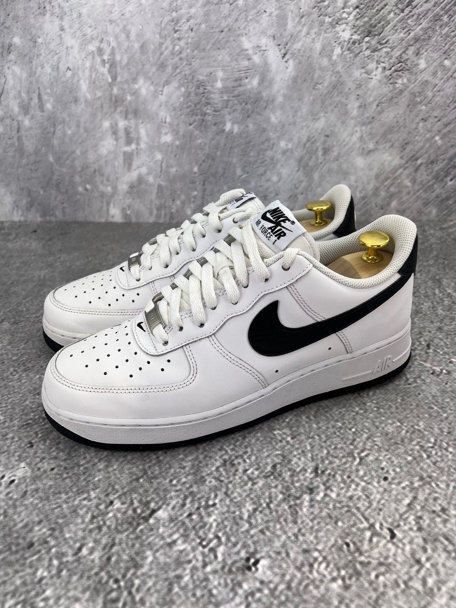 Nike Air Force 1 ’07 “White / Black” White Black - buty sportowe, widok z boku na tle studyjnym