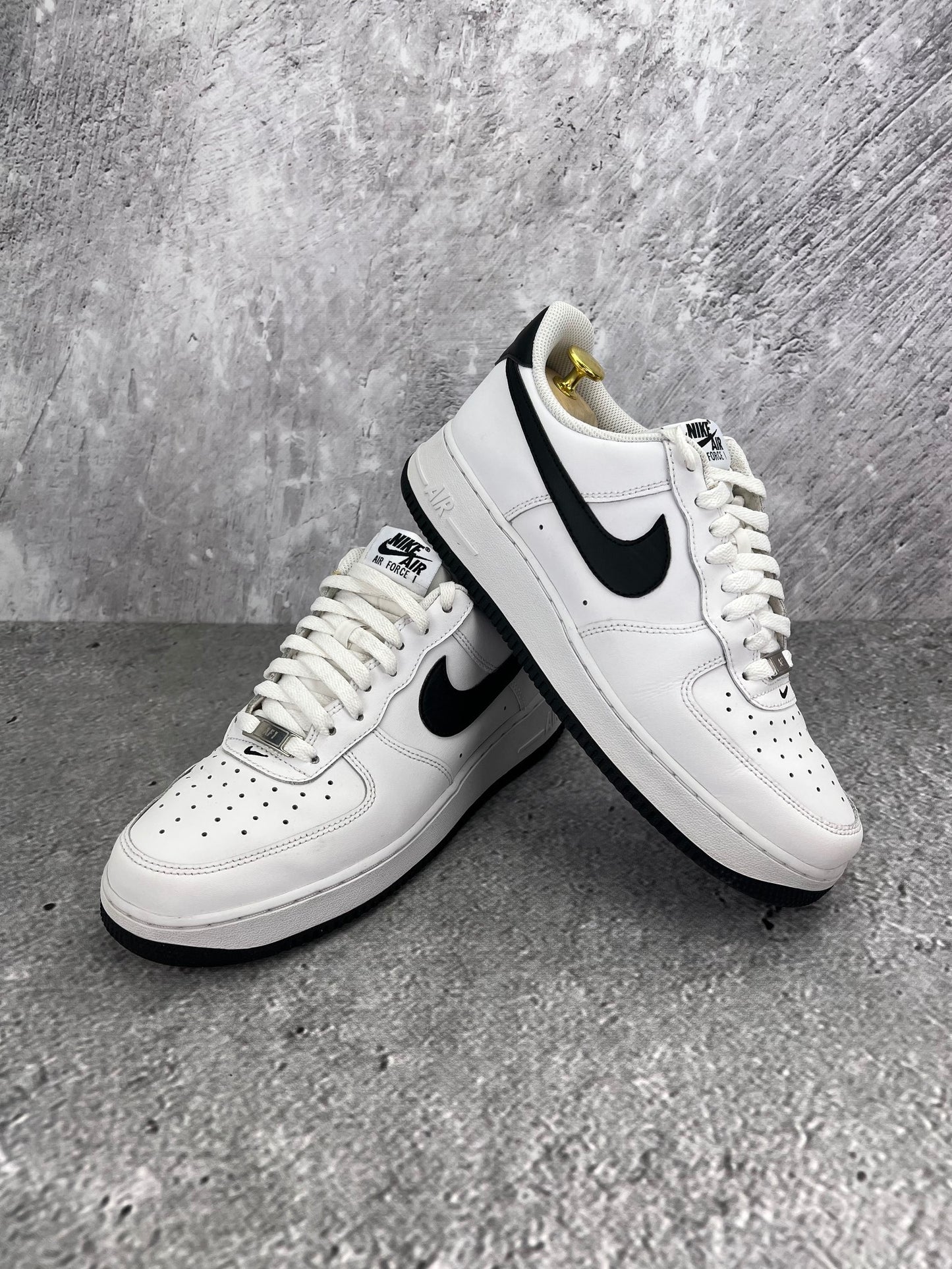 Nike Air Force 1 ’07 “White / Black” White Black - buty sportowe, para butów, widok z boku na tle studyjnym