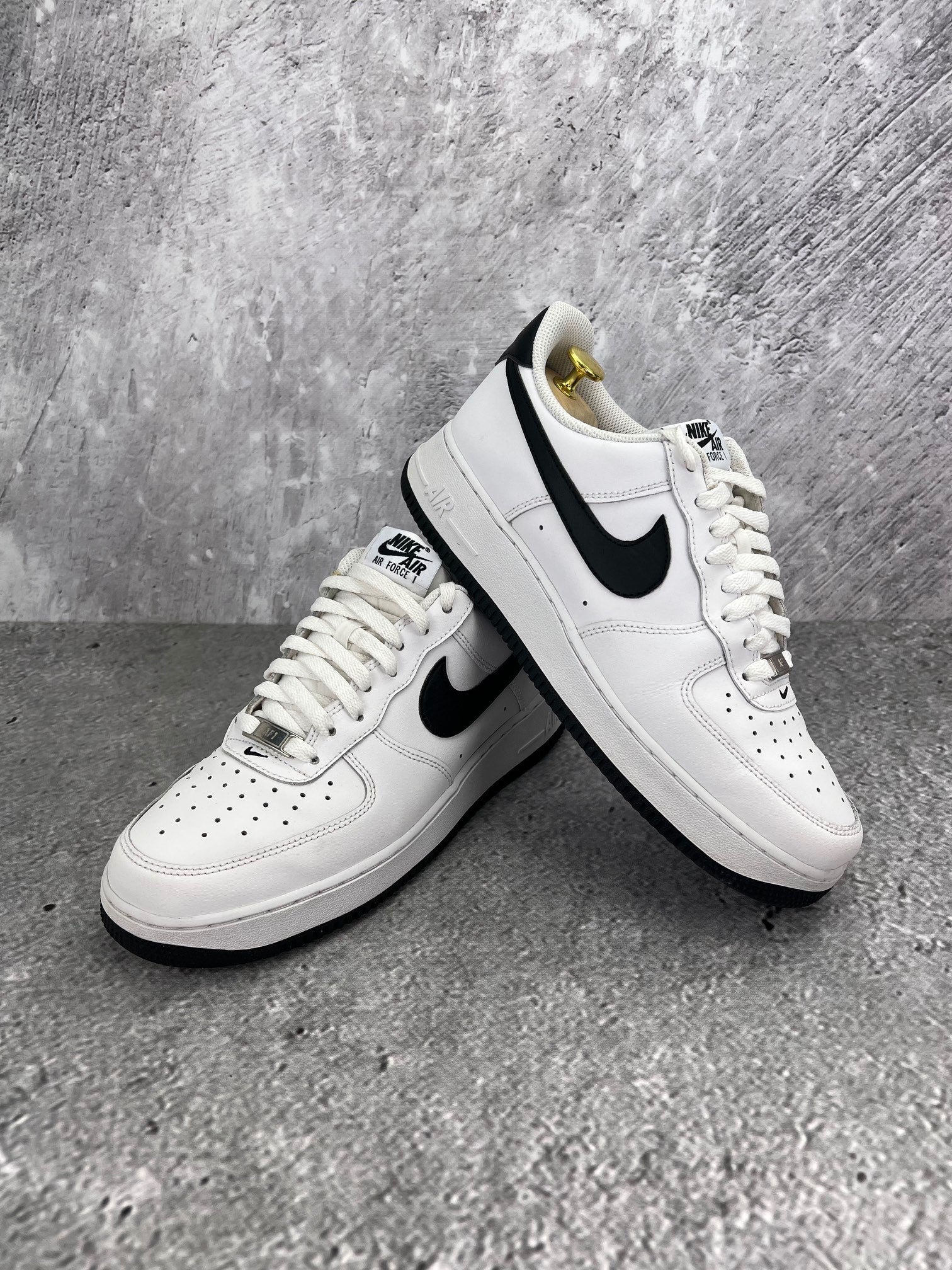 Nike Air Force 1 ’07 “White / Black” White Black - buty sportowe, para butów, widok z boku na tle studyjnym