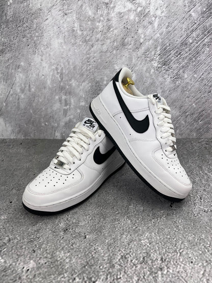 Nike Air Force 1 ’07 “White / Black” White Black - buty sportowe, para butów, widok z boku na tle studyjnym