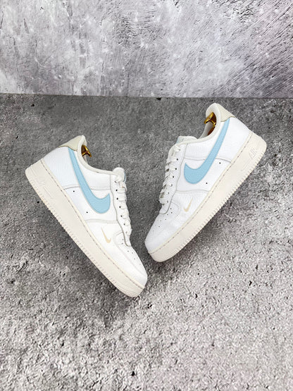 Nike Air Force 1 '07 Light Armory Blue - buty sportowe, widok z góry na zewnętrzną stronę butów