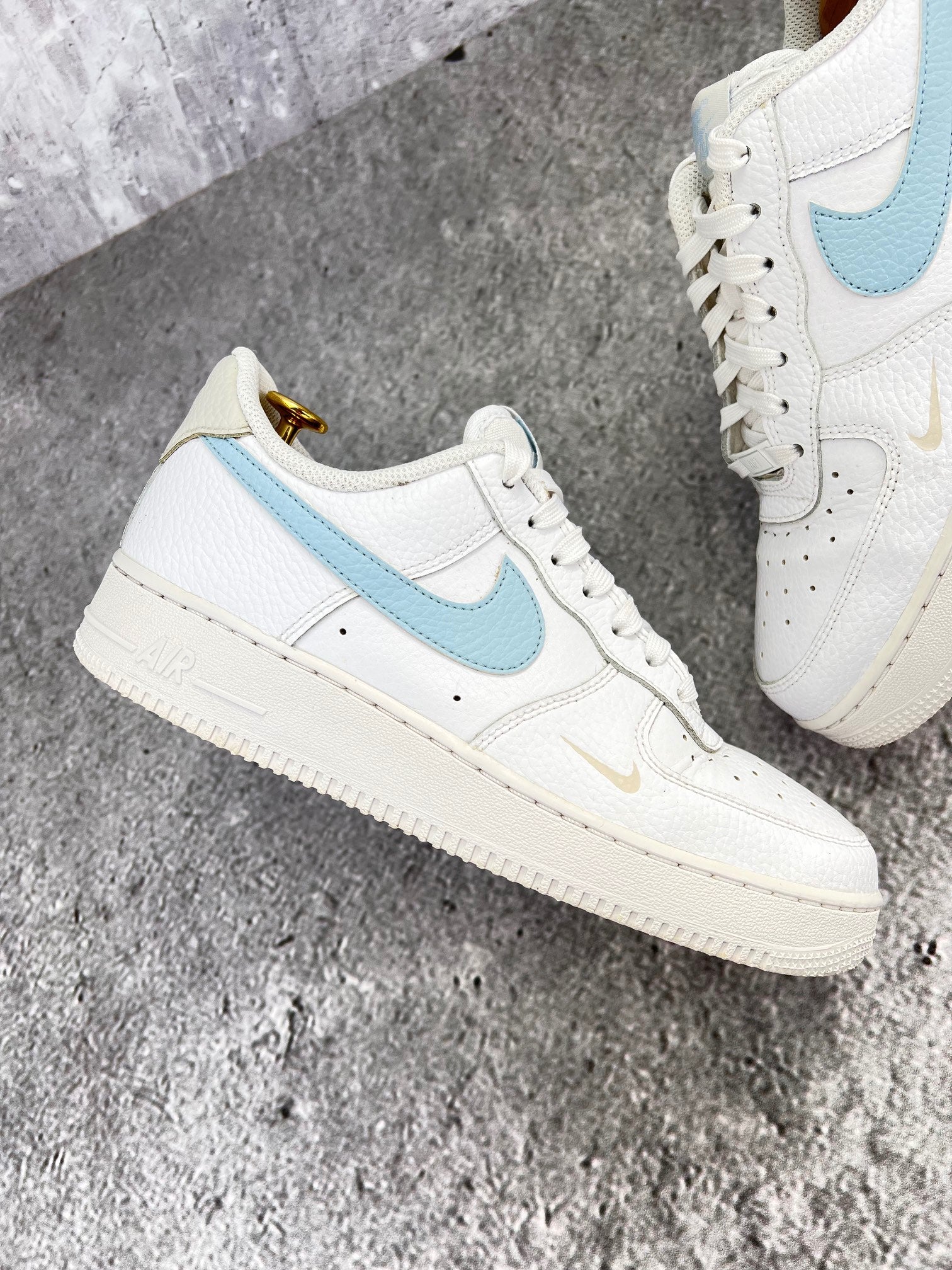 Nike Air Force 1 '07 Light Armory Blue - buty sportowe, zewnętrzny panel prawego buta
