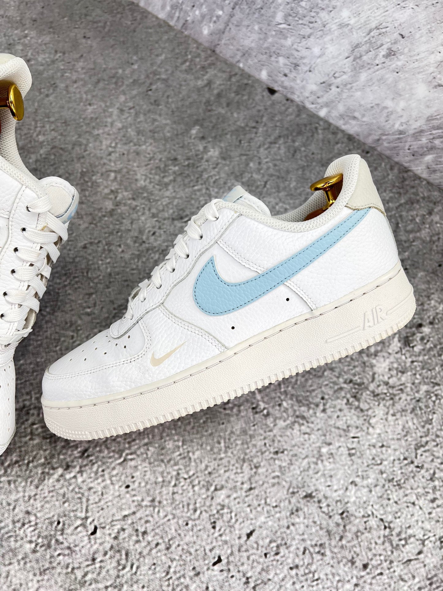 Nike Air Force 1 '07 Light Armory Blue - buty sportowe, zewnętrzny panel lewego buta