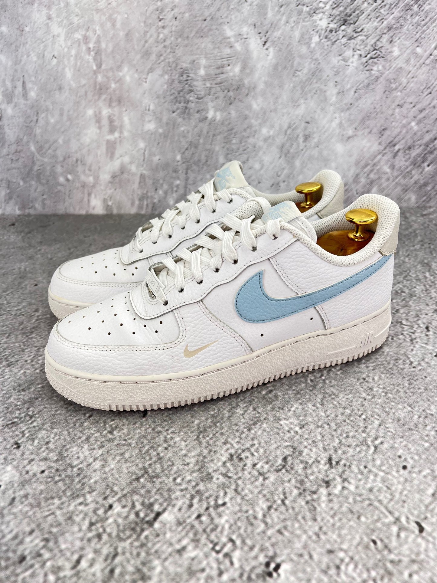 Nike Air Force 1 '07 Light Armory Blue - buty sportowe, widok z boku na tle studyjnym