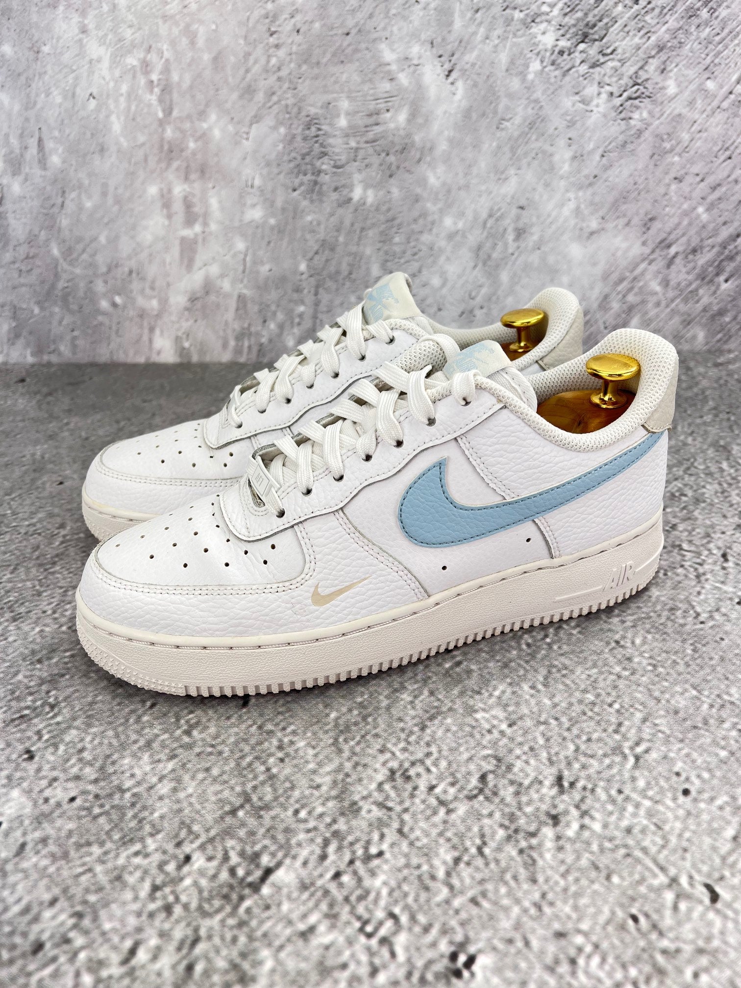 Nike Air Force 1 '07 Light Armory Blue - buty sportowe, widok z boku na tle studyjnym