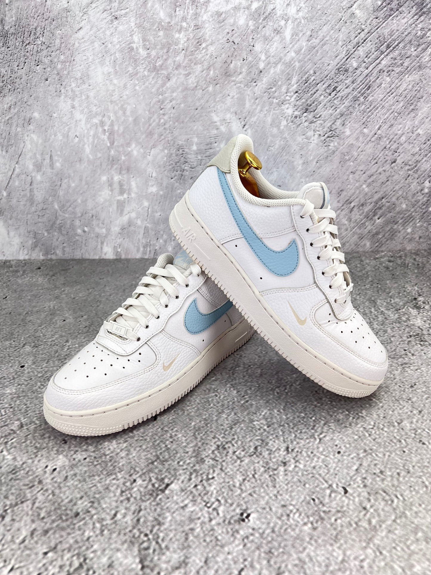Nike Air Force 1 '07 Light Armory Blue - buty sportowe, para butów, widok z boku na tle studyjnym