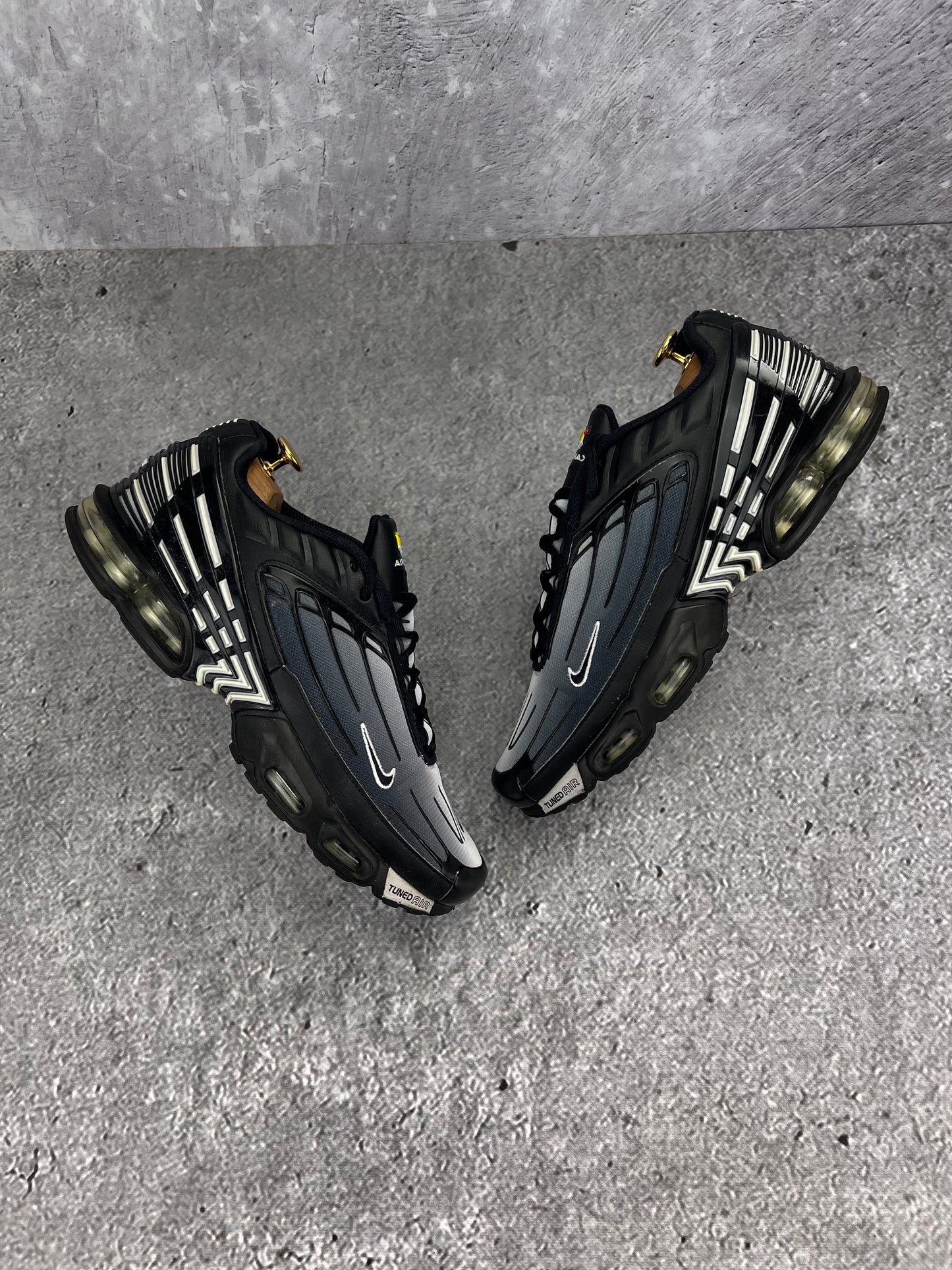 Nike Air Max Plus 3 Black White - buty sportowe, widok z góry na zewnętrzną stronę butów