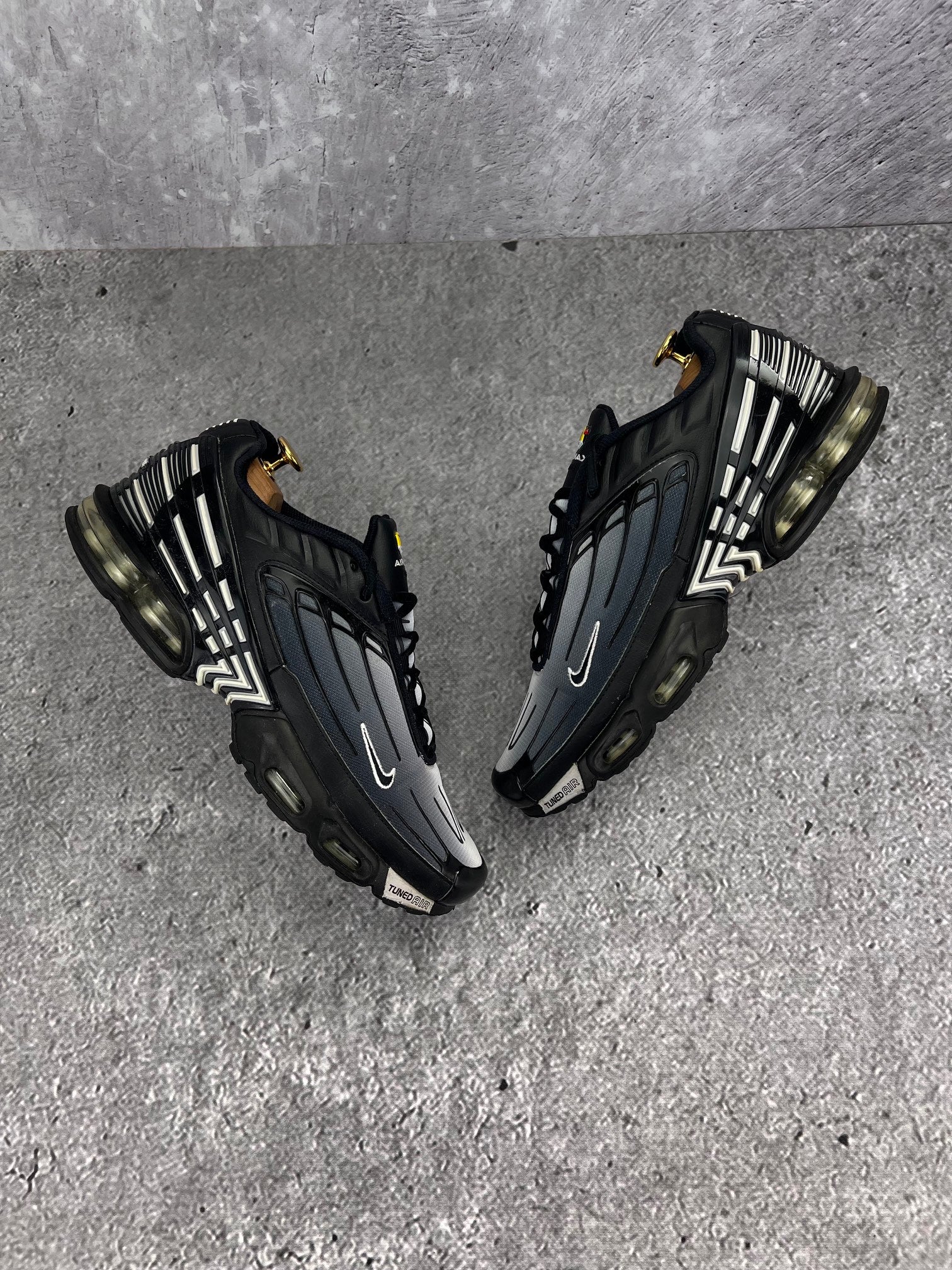 Nike Air Max Plus 3 Black White - buty sportowe, widok z góry na zewnętrzną stronę butów