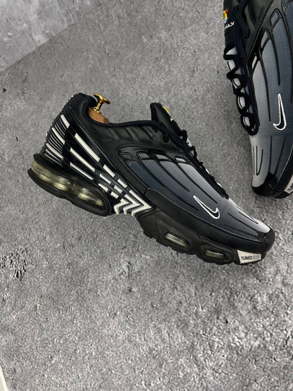Nike Air Max Plus 3 Black White - buty sportowe, zewnętrzny panel prawego buta