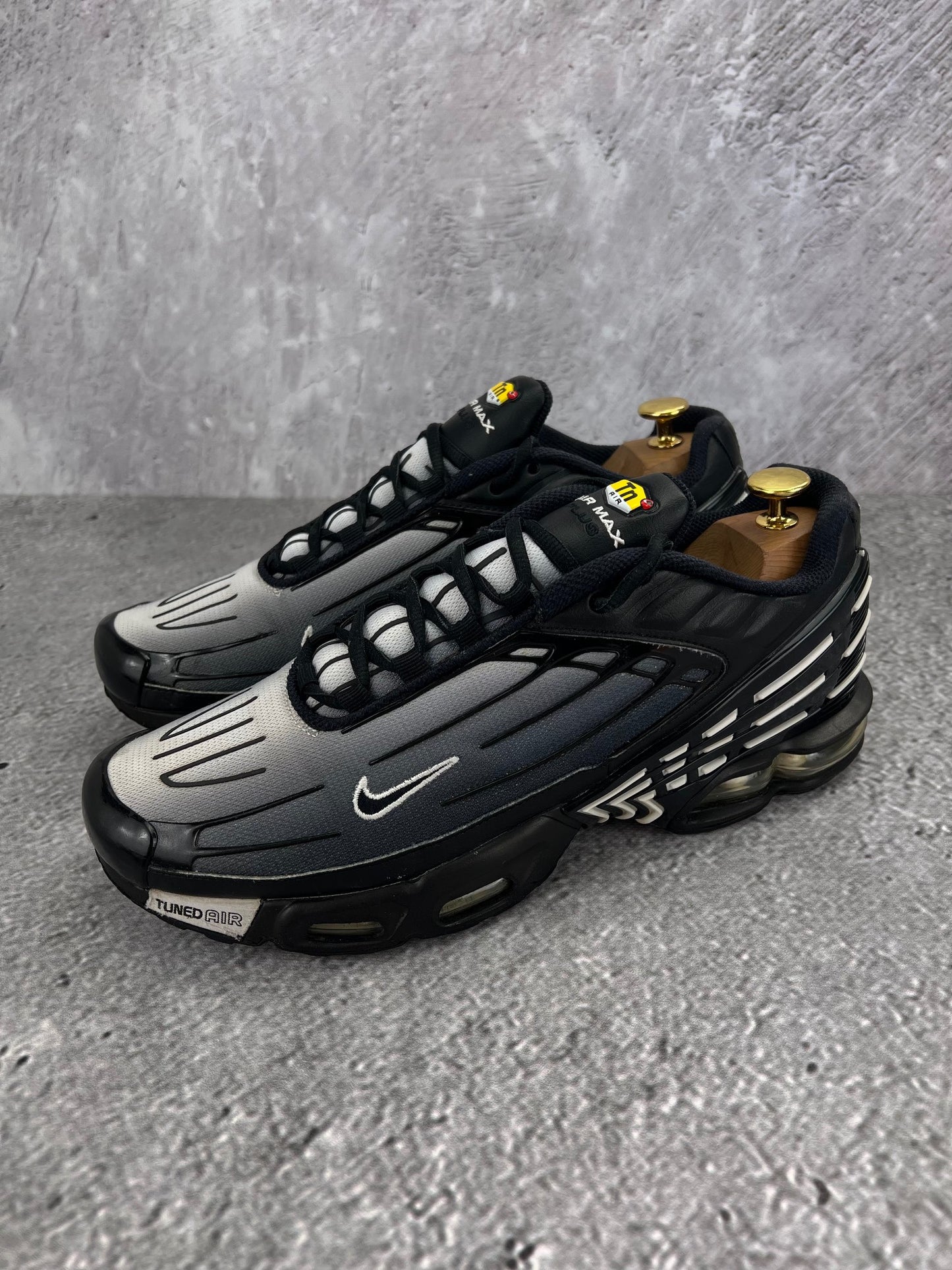 Nike Air Max Plus 3 Black White - buty sportowe, widok z boku na tle studyjnym