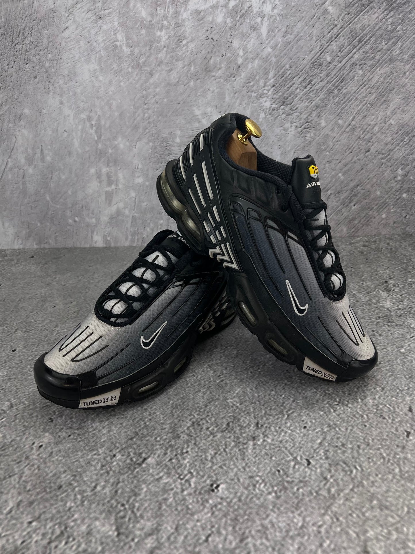 Nike Air Max Plus 3 Black White - buty sportowe, para butów, widok z boku na tle studyjnym