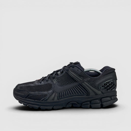 Nike Zoom Vomero 5 Triple Black — buty sportowe męskie w bardzo dobrym stanie rozmiar 45, boczny profil, lewa strona