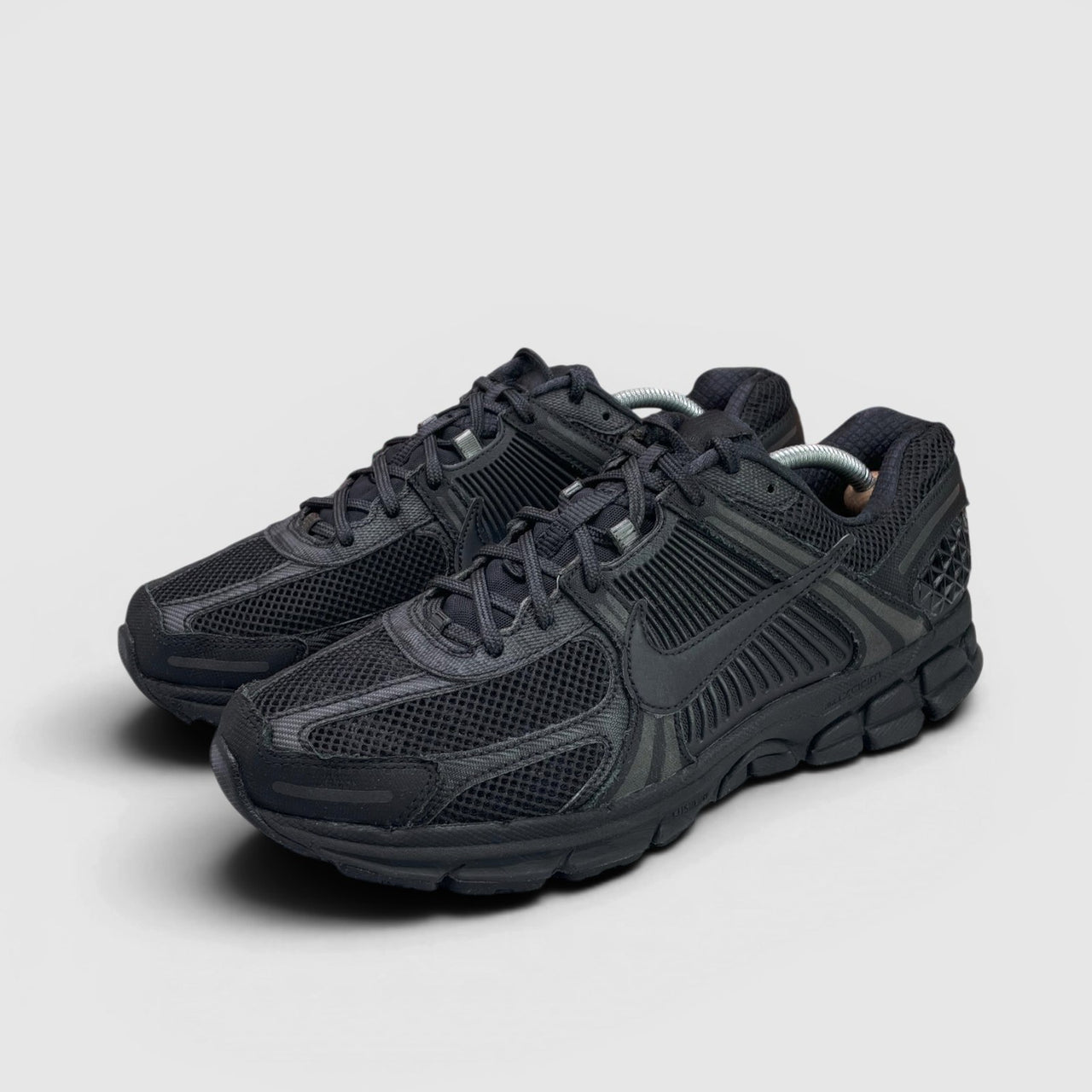 Nike Zoom Vomero 5 Triple Black — buty sportowe męskie w bardzo dobrym stanie rozmiar 45, para butów