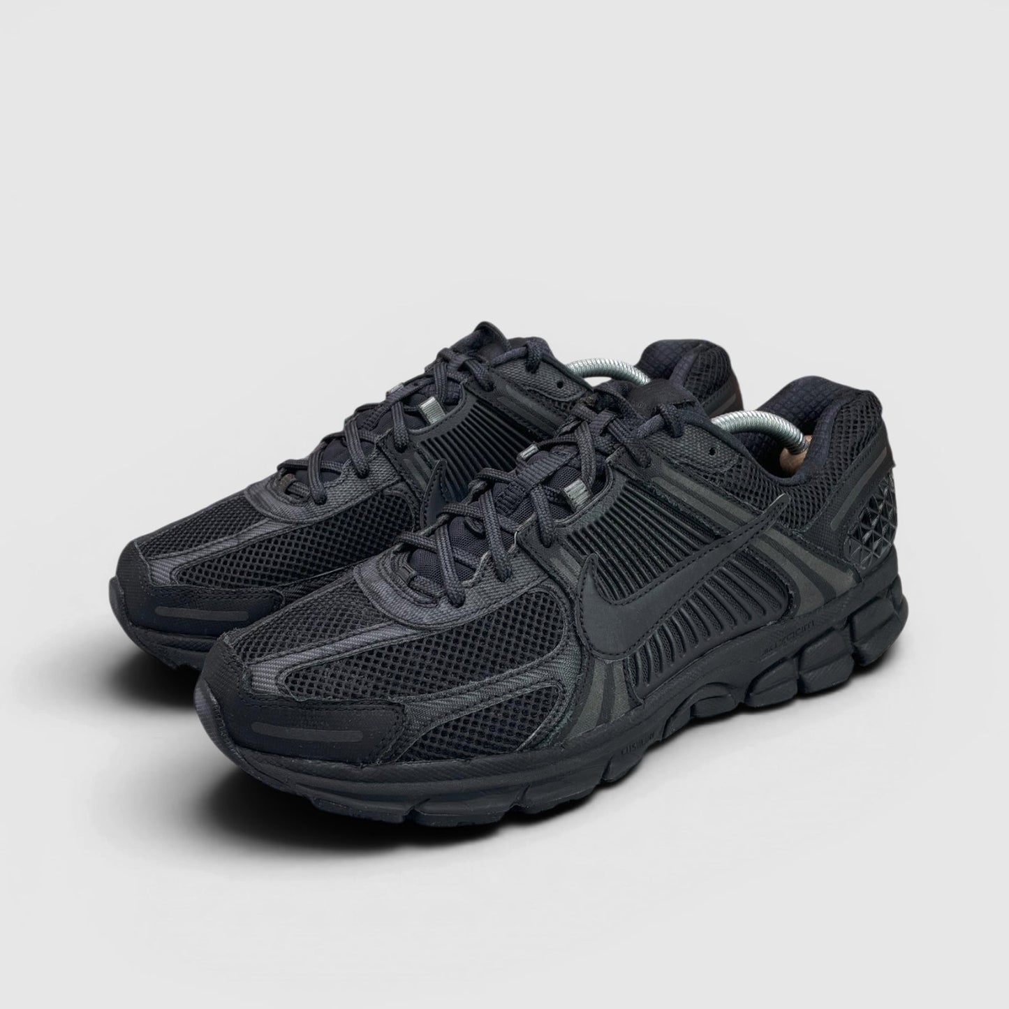Nike Zoom Vomero 5 Triple Black — buty sportowe męskie w bardzo dobrym stanie rozmiar 45, para butów