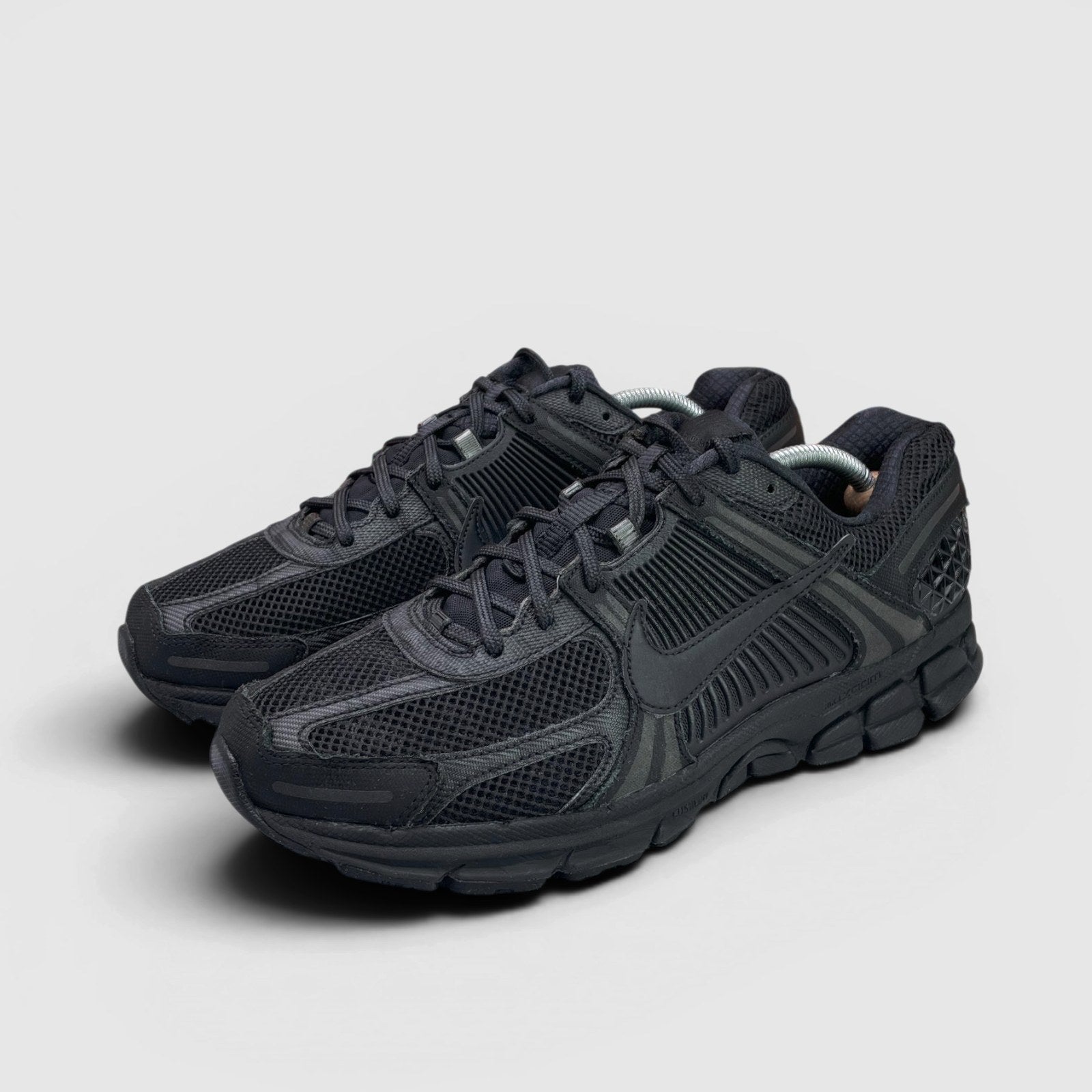 Nike Zoom Vomero 5 Triple Black — buty sportowe męskie w bardzo dobrym stanie rozmiar 45, para butów