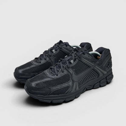 Nike Zoom Vomero 5 Triple Black — buty sportowe męskie w bardzo dobrym stanie rozmiar 45, para butów