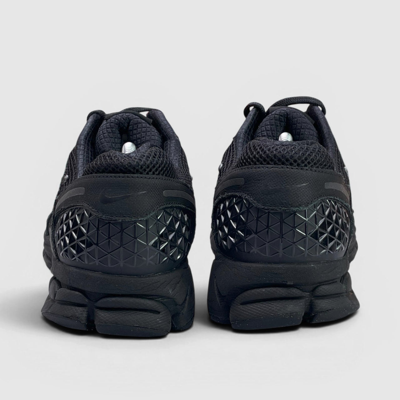 Nike Zoom Vomero 5 Triple Black — buty sportowe męskie w bardzo dobrym stanie rozmiar 45, widok z tyłu