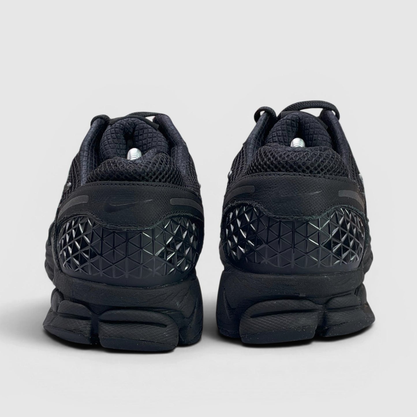 Nike Zoom Vomero 5 Triple Black — buty sportowe męskie w bardzo dobrym stanie rozmiar 45, widok z tyłu