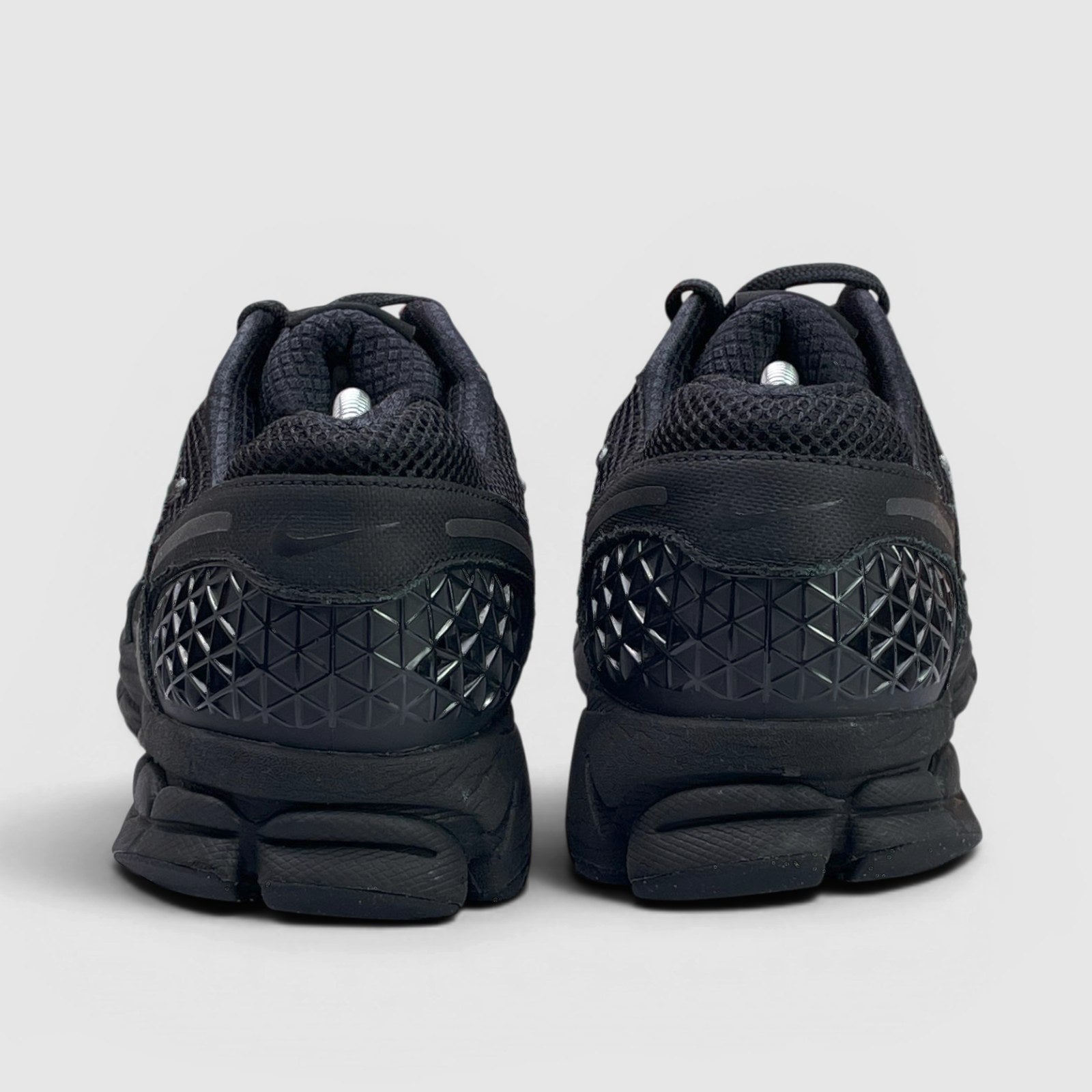 Nike Zoom Vomero 5 Triple Black — buty sportowe męskie w bardzo dobrym stanie rozmiar 45, widok z tyłu