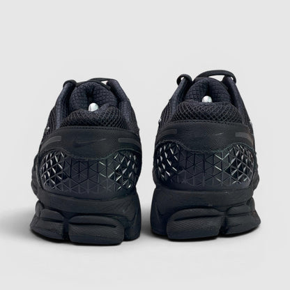 Nike Zoom Vomero 5 Triple Black — buty sportowe męskie w bardzo dobrym stanie rozmiar 45, widok z tyłu