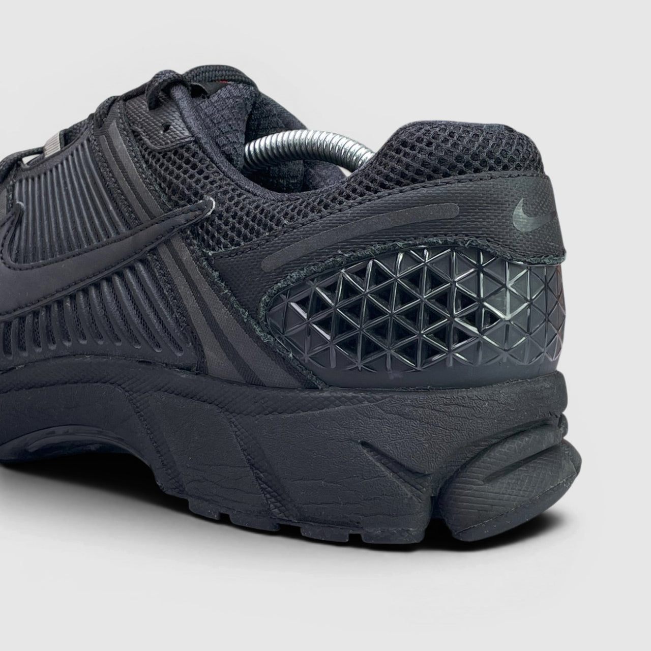 Nike Zoom Vomero 5 Triple Black — buty sportowe męskie w bardzo dobrym stanie rozmiar 45, detal