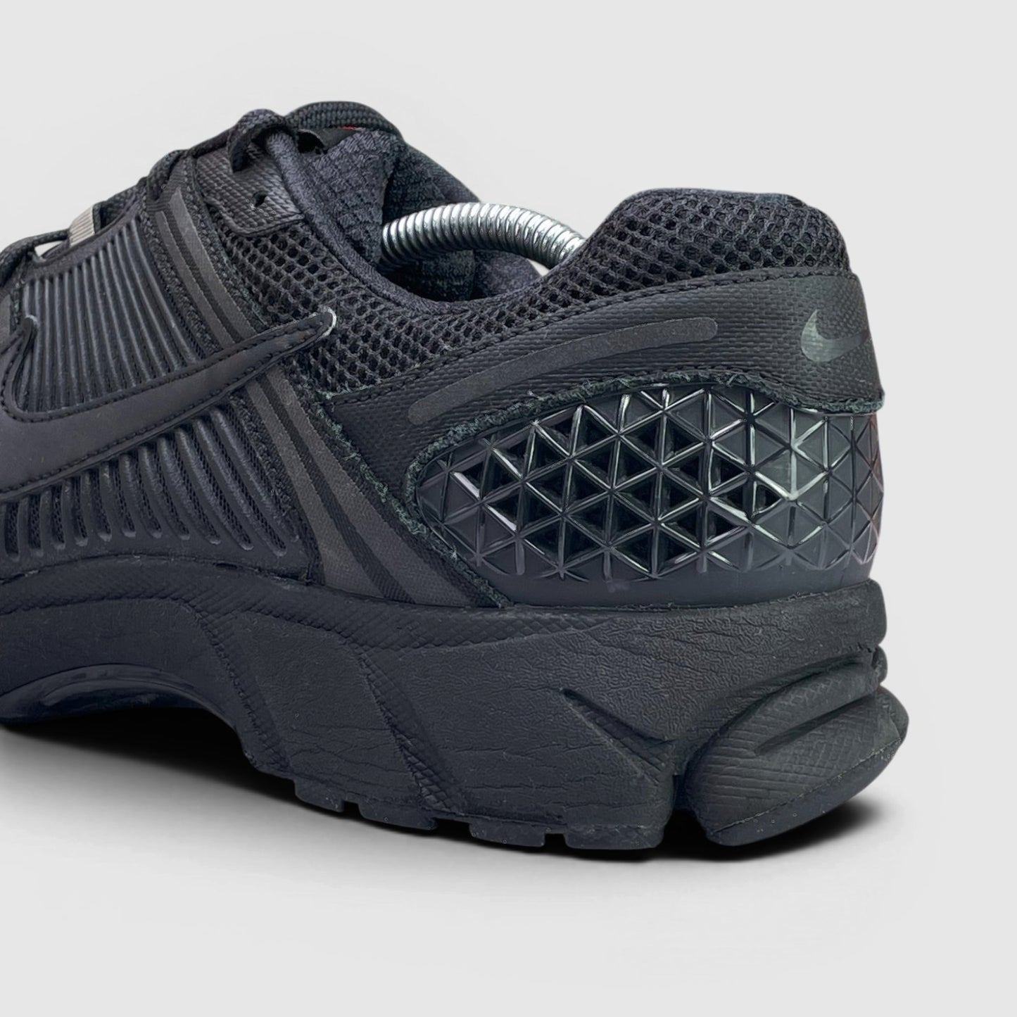 Nike Zoom Vomero 5 Triple Black — buty sportowe męskie w bardzo dobrym stanie rozmiar 45, detal