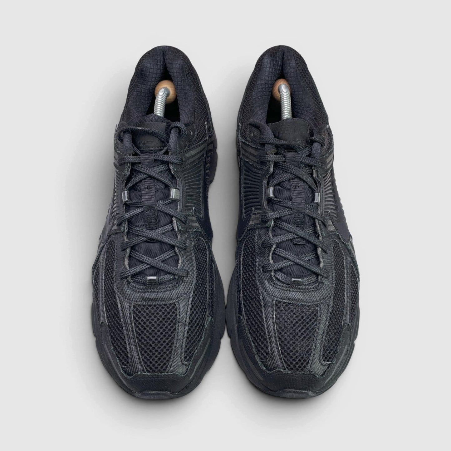 Nike Zoom Vomero 5 Triple Black — buty sportowe męskie w bardzo dobrym stanie rozmiar 45, widok z góry