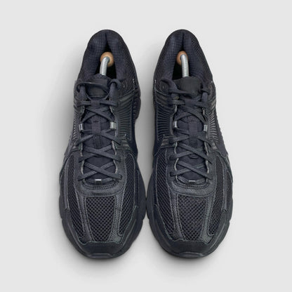Nike Zoom Vomero 5 Triple Black — buty sportowe męskie w bardzo dobrym stanie rozmiar 45, widok z góry